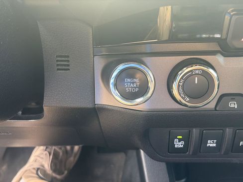 Used 2018 Toyota Tacoma TRD Sport w/ Technology Package AWD/4WD image 20