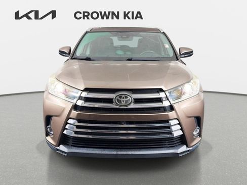 Used 2019 Toyota Highlander Limited Platinum FWD image 2