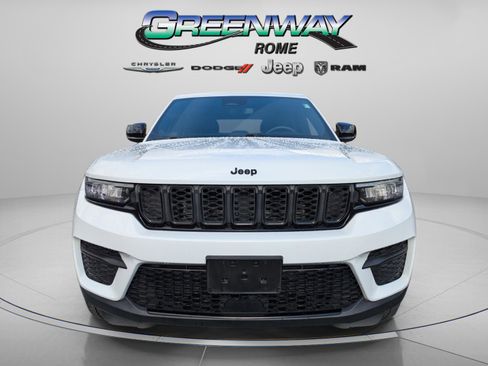 Used 2023 Jeep Grand Cherokee Altitude image 2