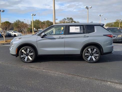 New 2026 Mitsubishi Outlander SE image 9