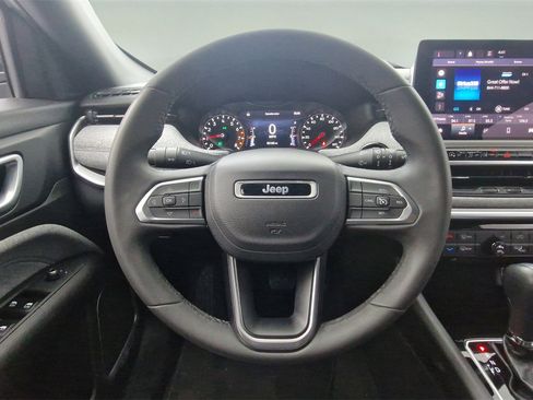 Used 2024 Jeep Compass Latitude image 10