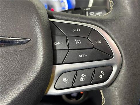 Used 2025 Chrysler Pacifica Select FWD image 24