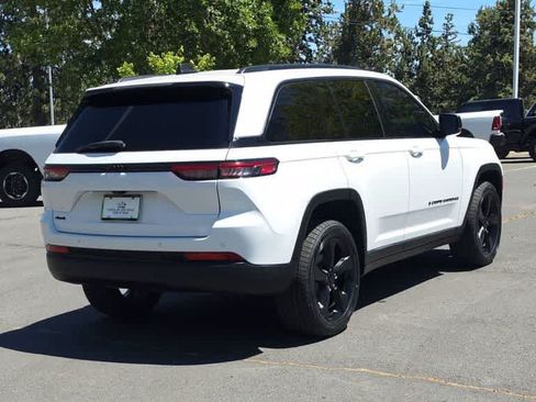 Used 2023 Jeep Grand Cherokee Altitude AWD/4WD image 8