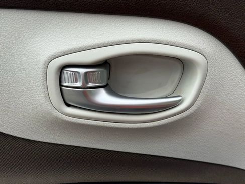 Used 2017 Jeep Renegade Latitude w/ Cold Weather Group image 19