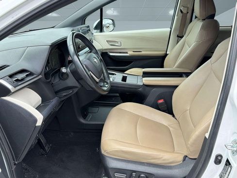 Used 2023 Toyota Sienna XLE FWD image 5