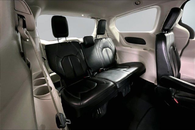 Used 2023 Chrysler Pacifica Touring-L FWD image 23