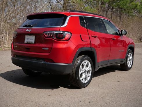 Used 2025 Jeep Compass Latitude w/ Sun & Sound Group AWD/4WD image 7