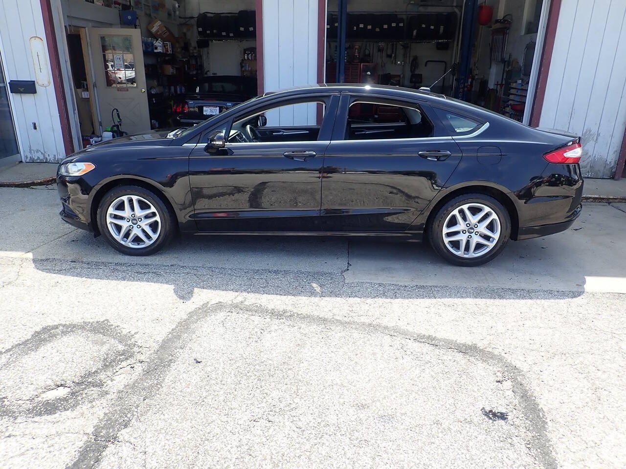 Used 2016 Ford Fusion SE FWD image 15