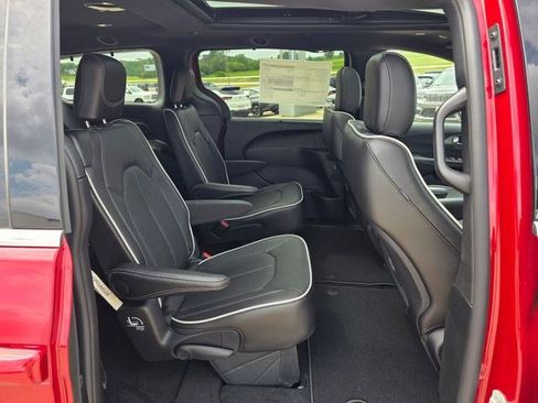 New 2027 Chrysler Pacifica Limited AWD/4WD image 13