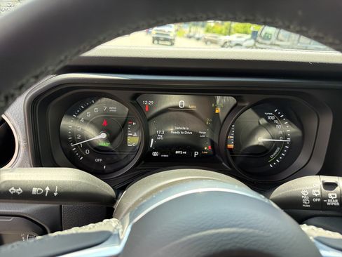 Used 2025 Jeep Wrangler Unlimited Sahara AWD/4WD image 18