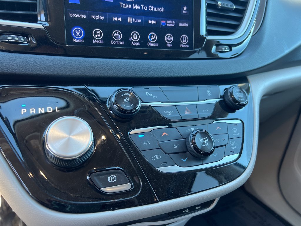 Used 2017 Chrysler Pacifica Touring-L FWD image 20