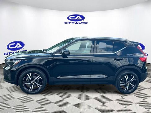 Used 2023 Volvo XC40 B5 Plus AWD/4WD image 8