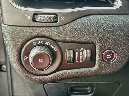 Used 2022 Jeep Cherokee Trailhawk w/ Comfort/Convenience Group AWD/4WD image 12