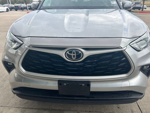 Used 2024 Toyota Highlander LE AWD/4WD image 2