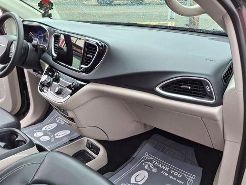 Used 2023 Chrysler Pacifica Touring-L FWD image 15