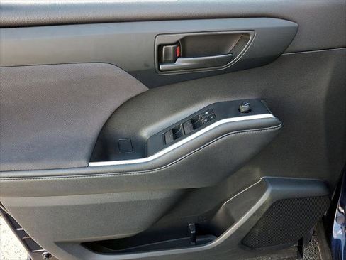 Used 2022 Toyota Highlander LE image 2