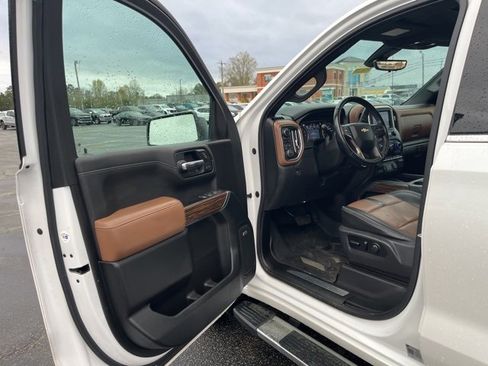 Used 2019 Chevrolet Silverado 1500 High Country w/ Technology Package image 4