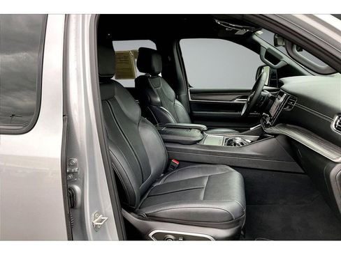 Certified 2024 Jeep Wagoneer Series II w/ Flexible Seating Group AWD/4WD image 8
