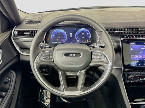 New 2025 Jeep Grand Cherokee Laredo X w/ Luxury Tech Group I image 29