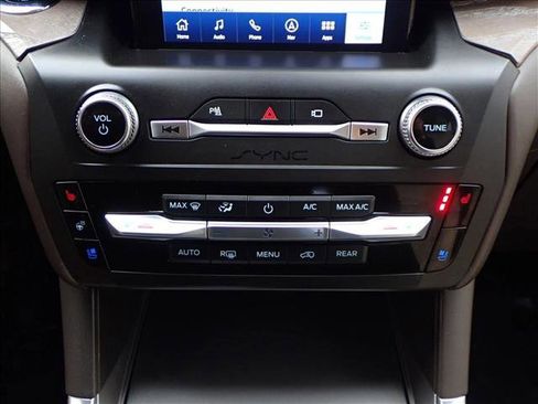 Used 2020 Ford Explorer Platinum w/ Premium Technology Package image 22