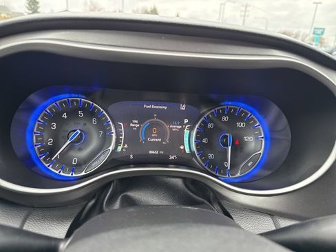 Used 2023 Chrysler Pacifica Touring-L image 43