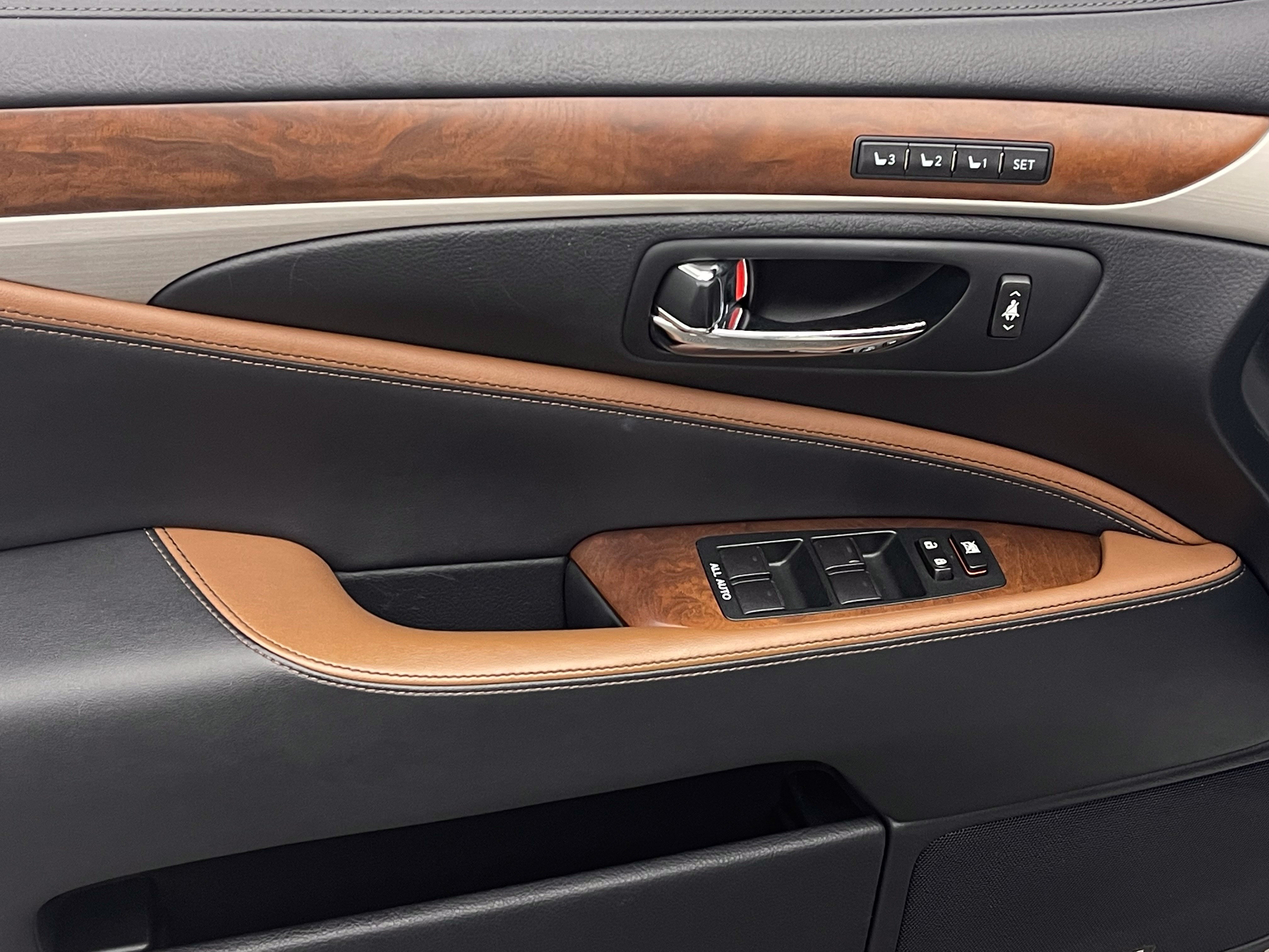 Used 2013 Lexus LS 460 AWD w/ Comfort Pkg image 19