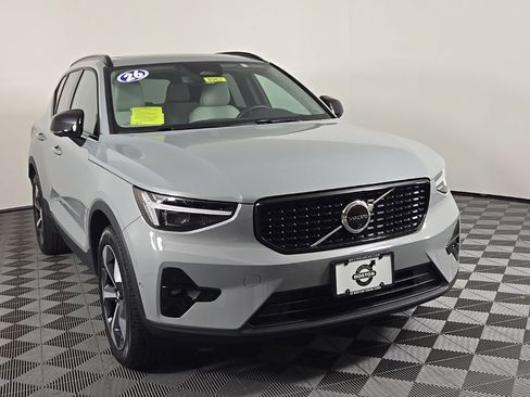 Certified 2026 Volvo XC40 B5 Plus AWD/4WD image 2