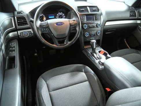 Used 2018 Ford Explorer XLT AWD/4WD image 2