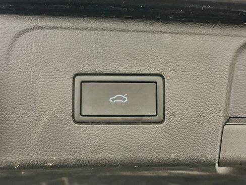 Used 2025 Volkswagen Atlas SE AWD/4WD image 32