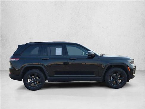 Used 2023 Jeep Grand Cherokee Altitude AWD/4WD image 4