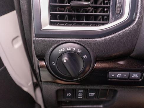Used 2019 Nissan Titan SL w/ Midnight Edition AWD/4WD image 31