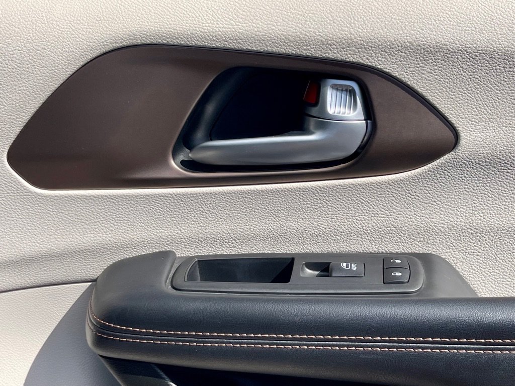 Used 2018 Chrysler Pacifica Touring-L FWD image 37