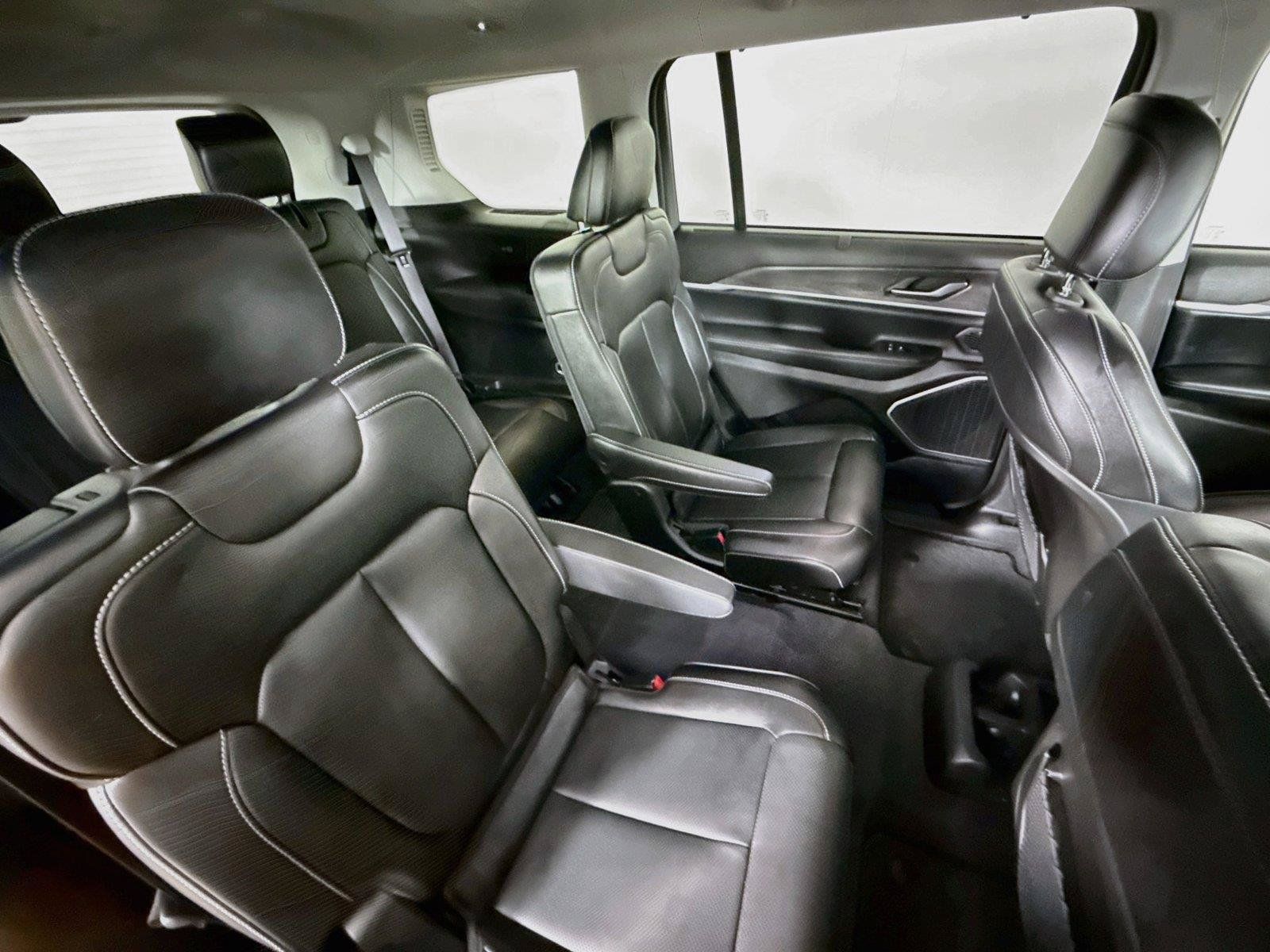 Used 2023 Jeep Grand Cherokee L Limited w/ Luxury Tech Group II AWD/4WD image 28