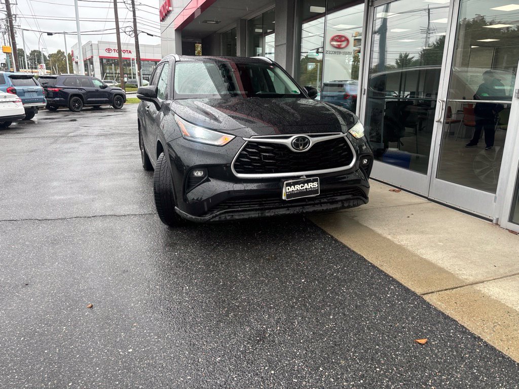 Used 2021 Toyota Highlander XLE AWD/4WD image 3