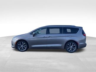 Used 2017 Chrysler Pacifica Limited video 2