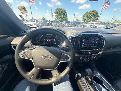 Used 2023 Chevrolet Traverse RS AWD/4WD image 17