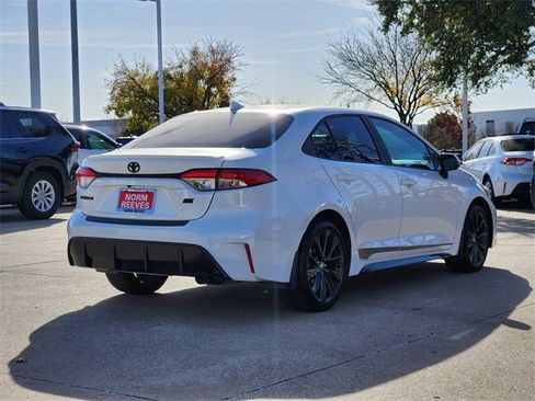 Used 2025 Toyota Corolla SE image 3