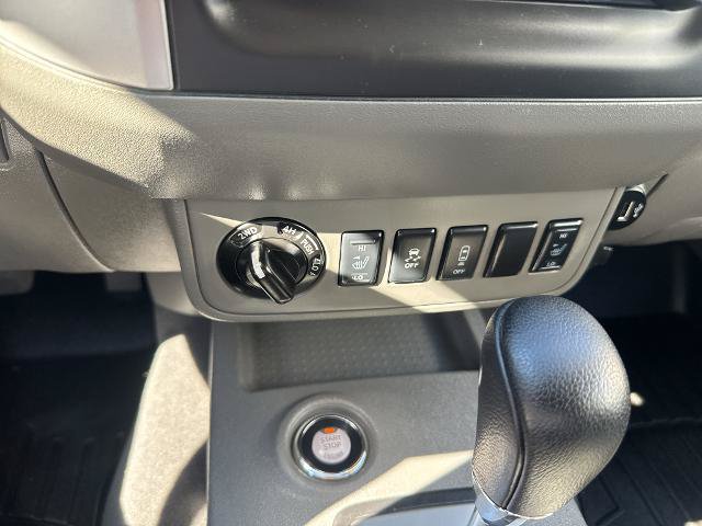 Used 2021 Nissan Frontier SV w/ Midnight Edition Floor Mats AWD/4WD image 12
