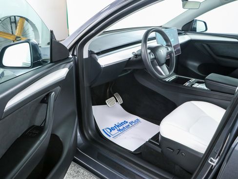 Used 2023 Tesla Model Y Long Range AWD/4WD image 3