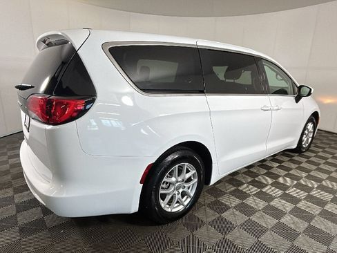 Used 2023 Chrysler Voyager LX FWD image 3