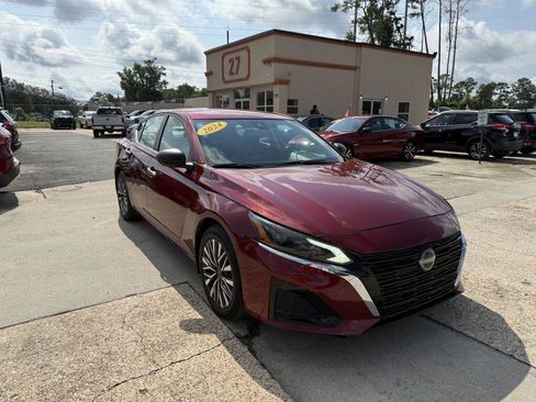 Used 2024 Nissan Altima 2.5 SV FWD image 2