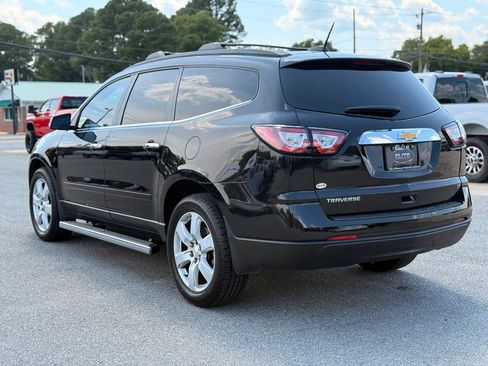 Used 2017 Chevrolet Traverse LT w/ Style and Technology Package FWD image 6