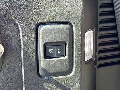 Used 2023 Land Rover Defender 130 X-Dynamic SE image 13