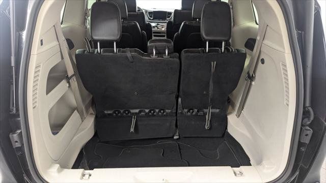 Used 2023 Chrysler Pacifica Touring-L FWD image 18
