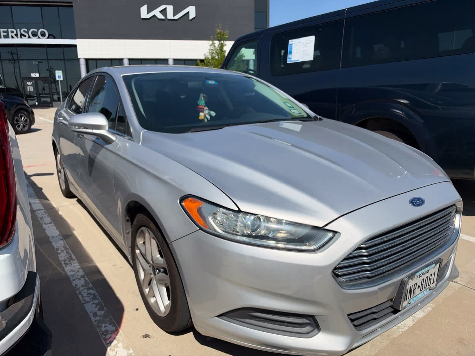 Used 2016 Ford Fusion SE FWD image 2