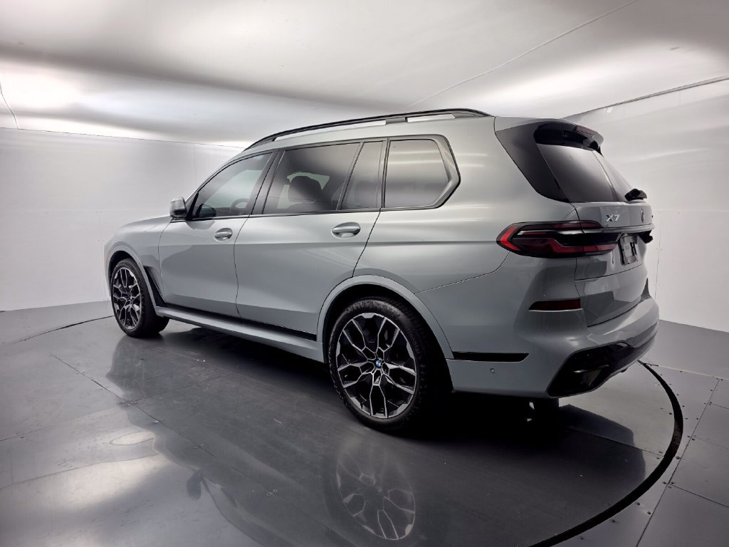 Used 2025 BMW X7 xDrive40i w/ M Sport Package AWD/4WD image 4