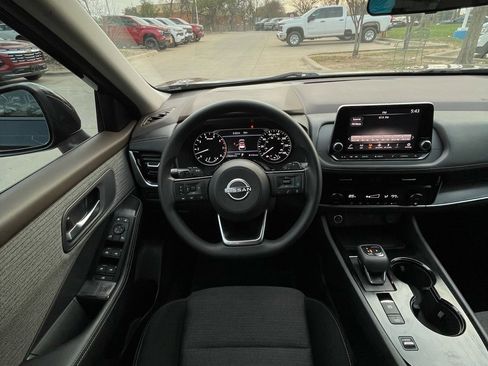 Used 2023 Nissan Rogue SV image 12