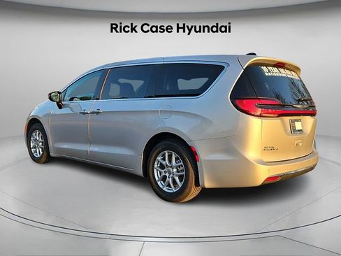 Used 2024 Chrysler Pacifica Touring-L image 7