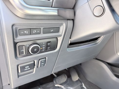 Used 2024 Ford F150 Lariat w/ FX4 Off-Road Package image 12