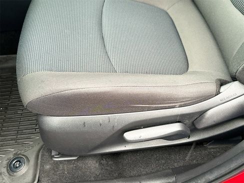 Used 2022 Toyota RAV4 LE image 9